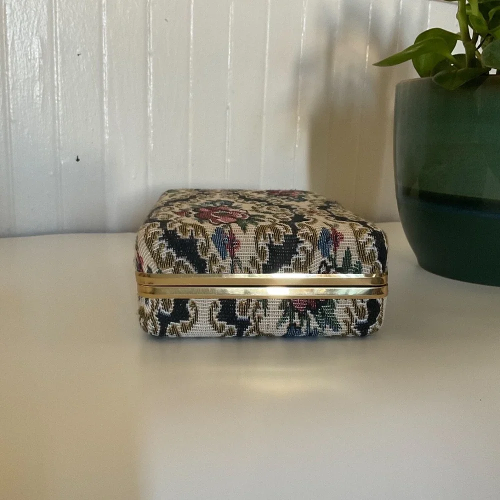 Vintage Travel‎ Jewelry Organizer Embroidered Floral Clamshell Cottage Core